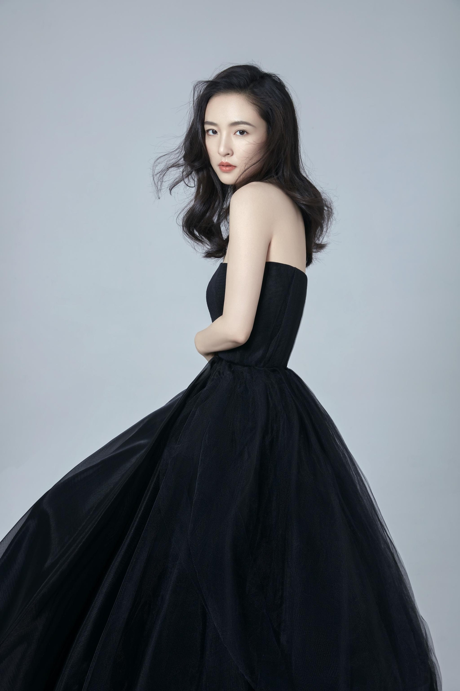 吴倩黑色抹胸纱裙 勾勒身材曲线尽显优雅