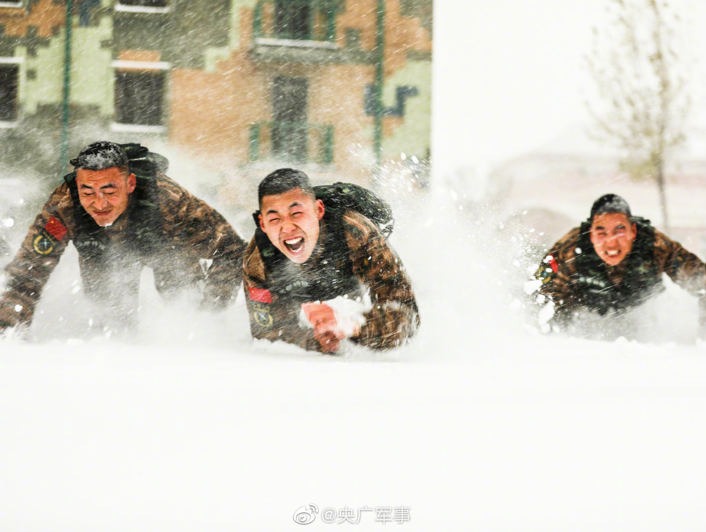 硬汉来袭武警特战队员雪地大练兵