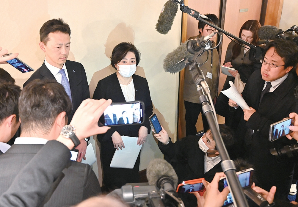 28日，日本小林制药发言人在大阪市向媒体介绍当天举行的股东大会情况。 （视觉中国）