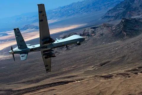2015 年，一架“死神”无人机在内华达州克里奇空军基地上空执行空中机动。
