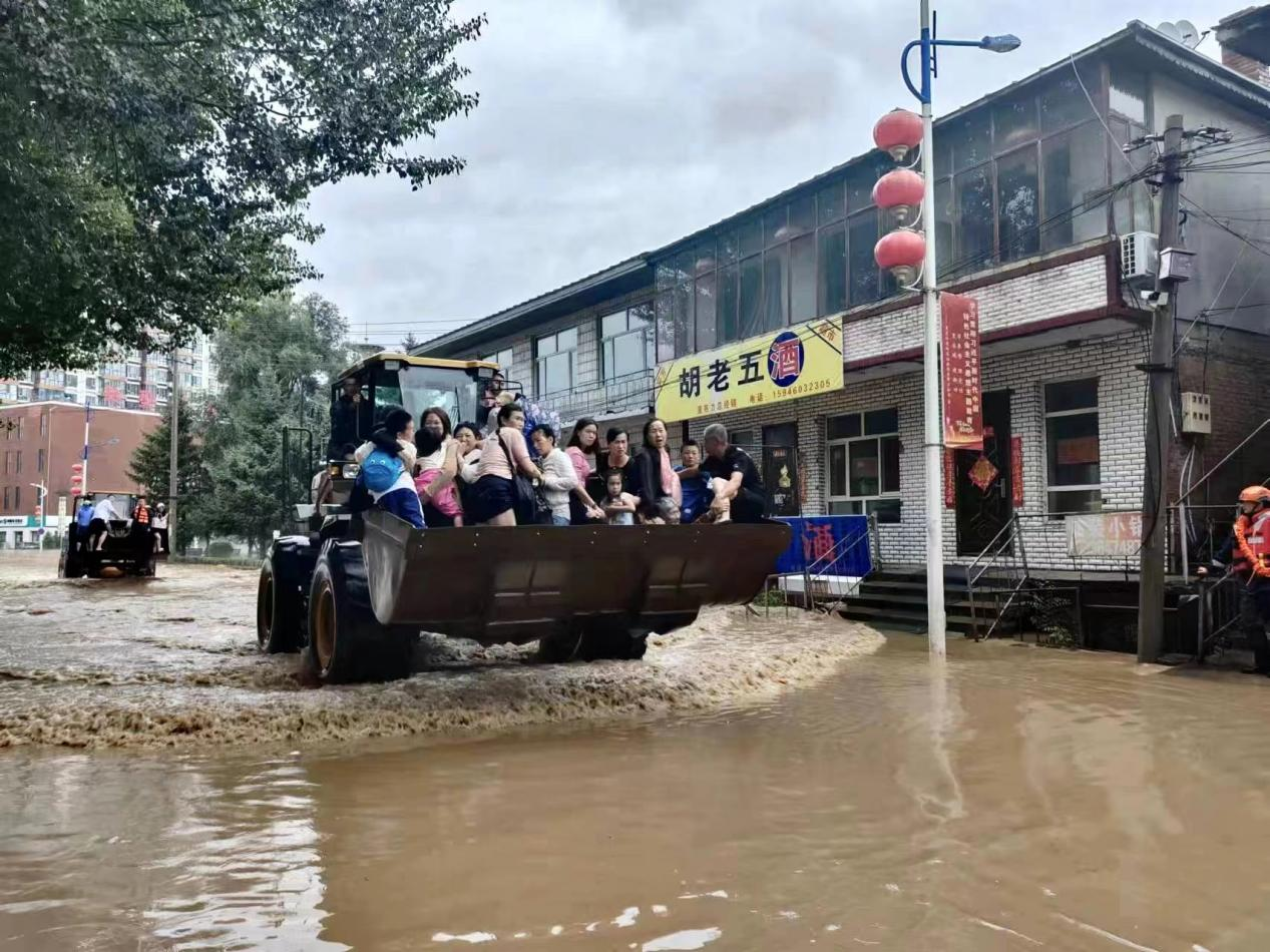 尚志市受灾严重地区群众安全转移（央广网发 尚志市委宣传部供图）