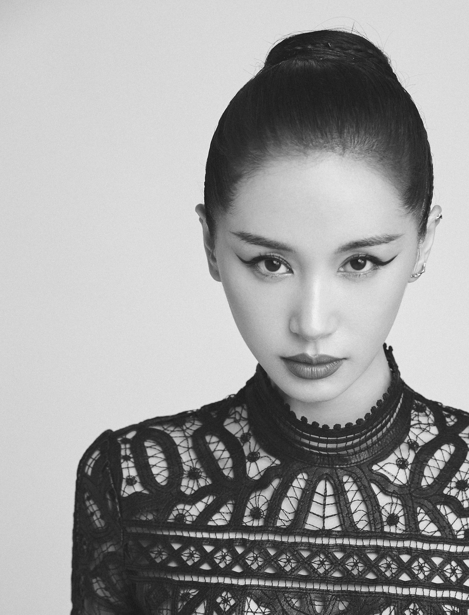 王子文盘发造型搭配镂空长裙展现东方气质