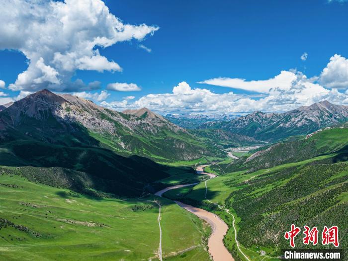 图为青海省玉树州杂多县昂赛大峡谷风光航拍图。 马海龙 摄