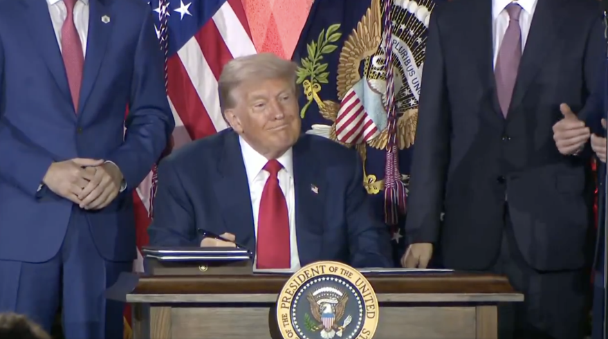 当地时间23日，特朗普发布“AI行动计划”并签署相关行政令。图源：美媒