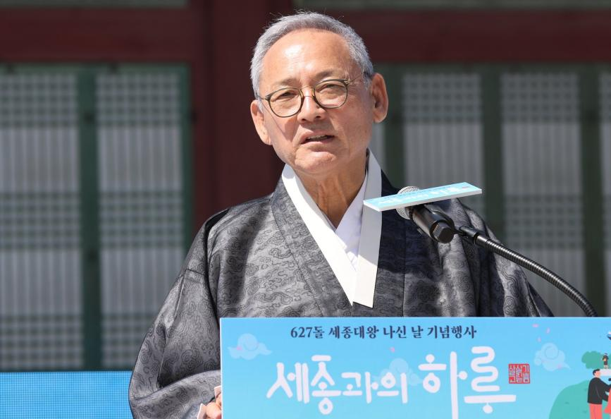 5月14日，韩国文化体育观光部长官柳仁村在景福宫修政殿前举行的“世宗李裪诞辰贺礼宴”上称，有必要对将光化门的汉字匾额改为韩文进行讨论