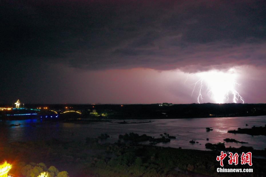 江西铅山遭遇强对流天气闪电鸣划破夜空