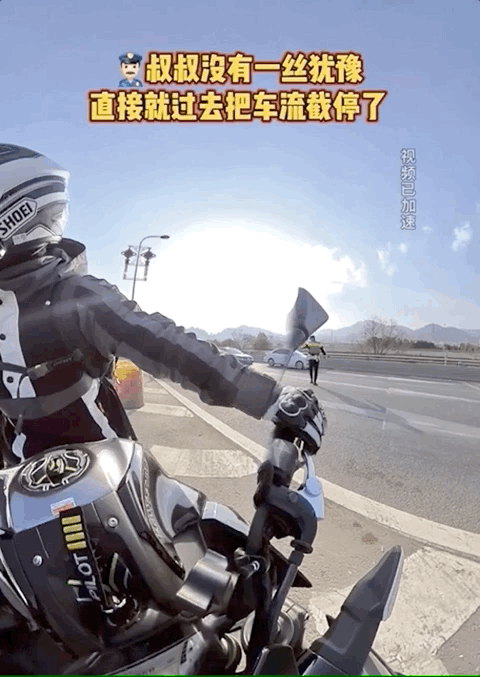 找到了执勤的交警小心翼翼穿插通行祝宇在车辆中间猛按喇叭就骑摩托车