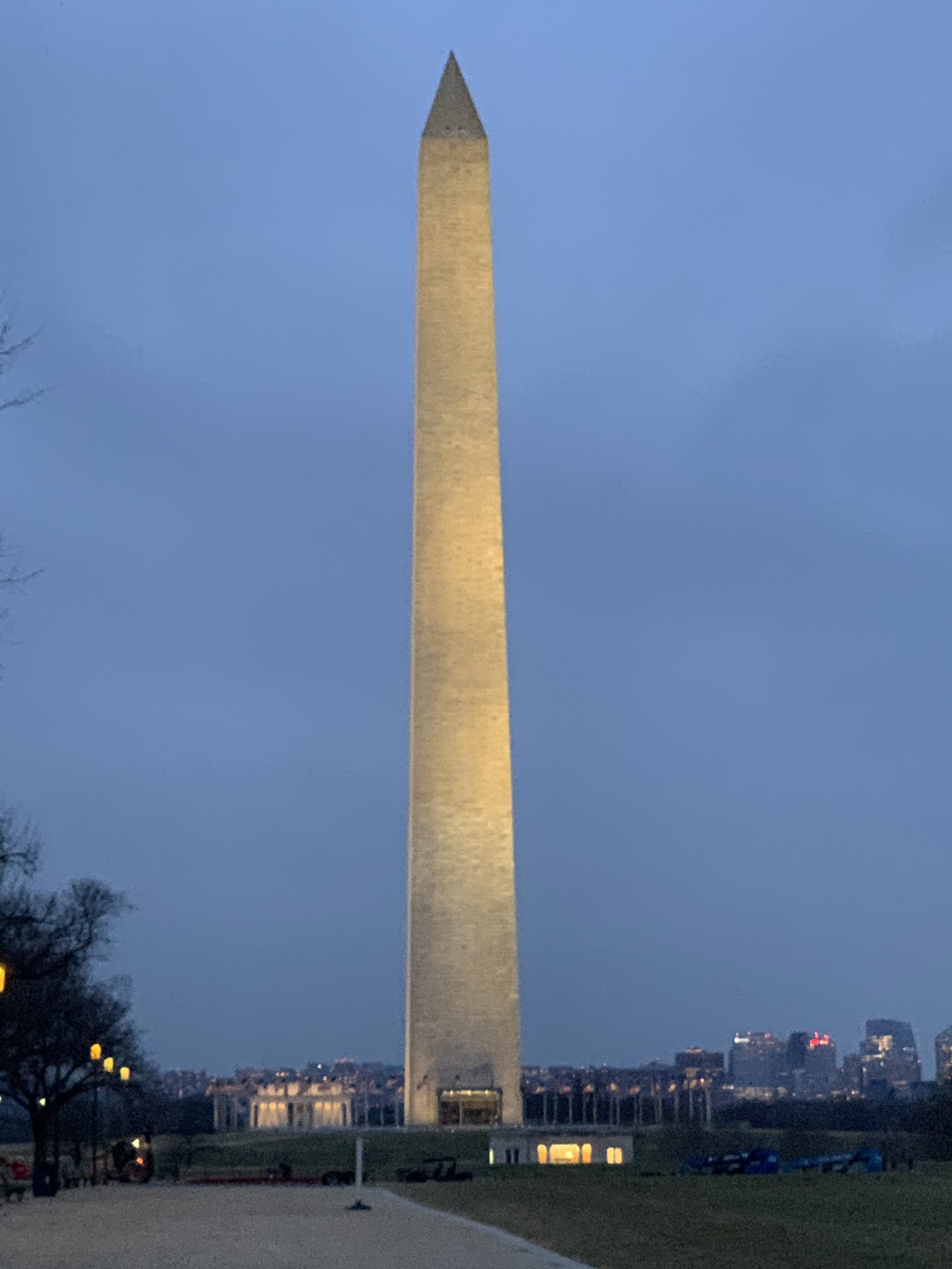 正常情况下，华盛顿纪念碑都是通宵点亮（推特）