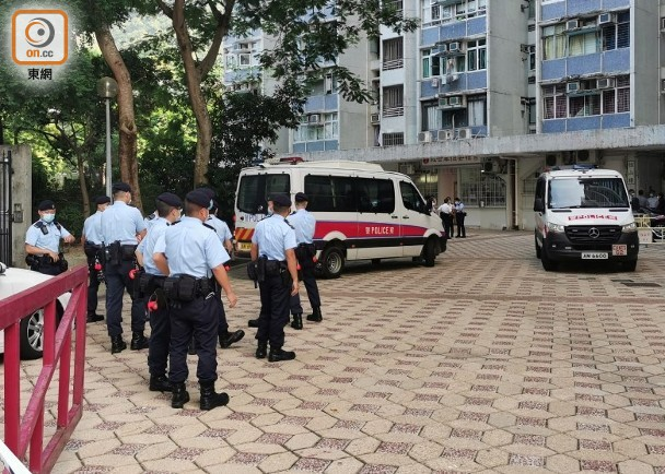 警员在事发地调查（图片来源：香港“东网”）