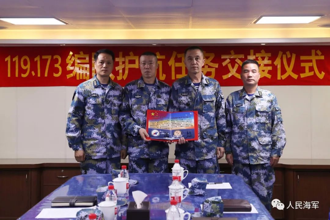 双方指挥员合影留念