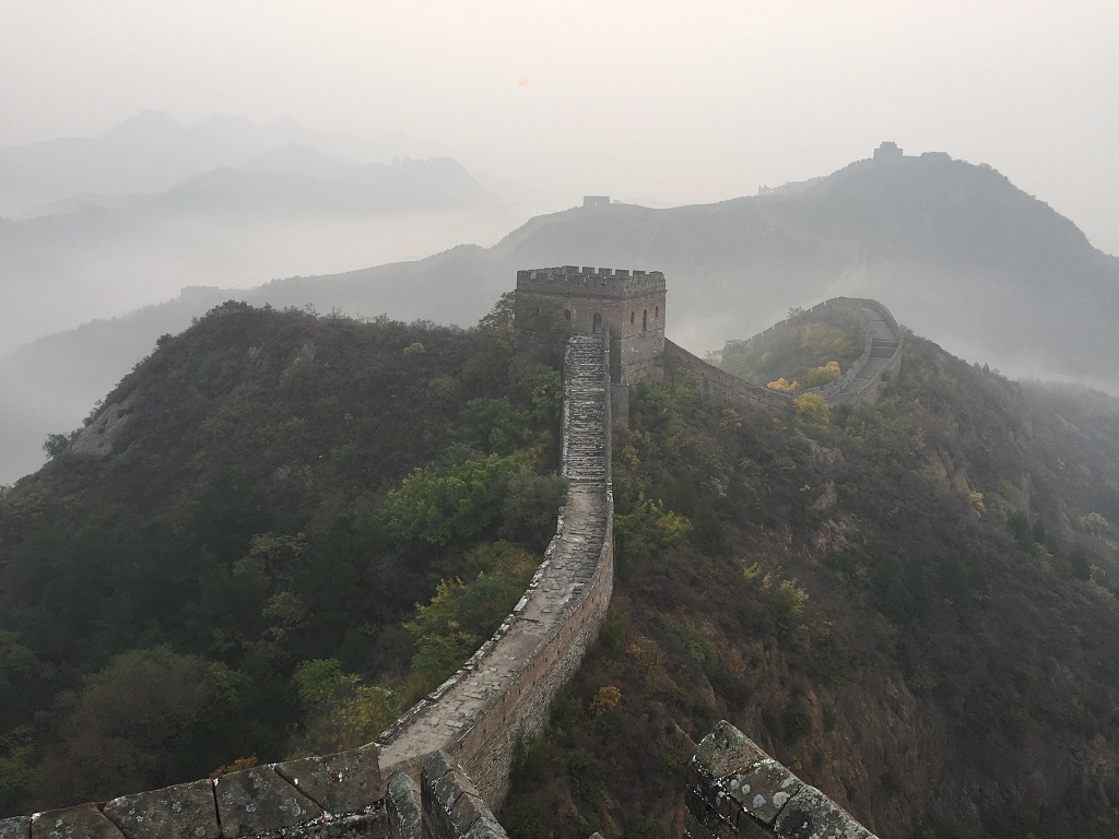 河北承德 秋雾弥漫金山岭长城