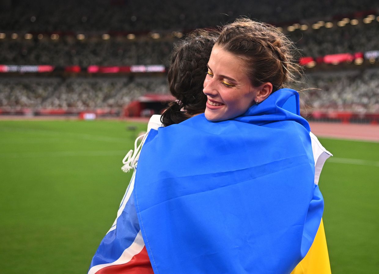 俄罗斯奥运队选手玛丽娅·拉西茨科妮(左)与乌克兰选手雅罗斯拉娃·玛胡奇克