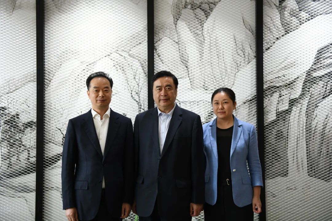 裴焕良,赵振元,刘英在书苑亲切合影