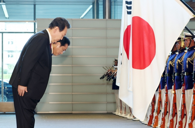 多家韩媒报道称，16日“尹锡悦向日本国旗鞠躬”一幕在韩国引发争议。