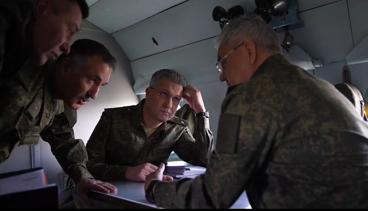 俄新社报道中的视频画面显示，绍伊古视察期间在直升机上与陪同人员交流。