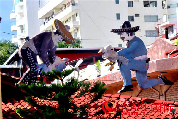港湾建筑物高处的海盗雕塑 于世文 摄