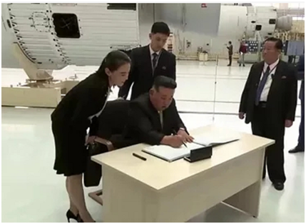 2023年9月13日,金正恩在东方航天发射场贵宾簿上留言并签名。图源:俄罗斯《消息报》网站