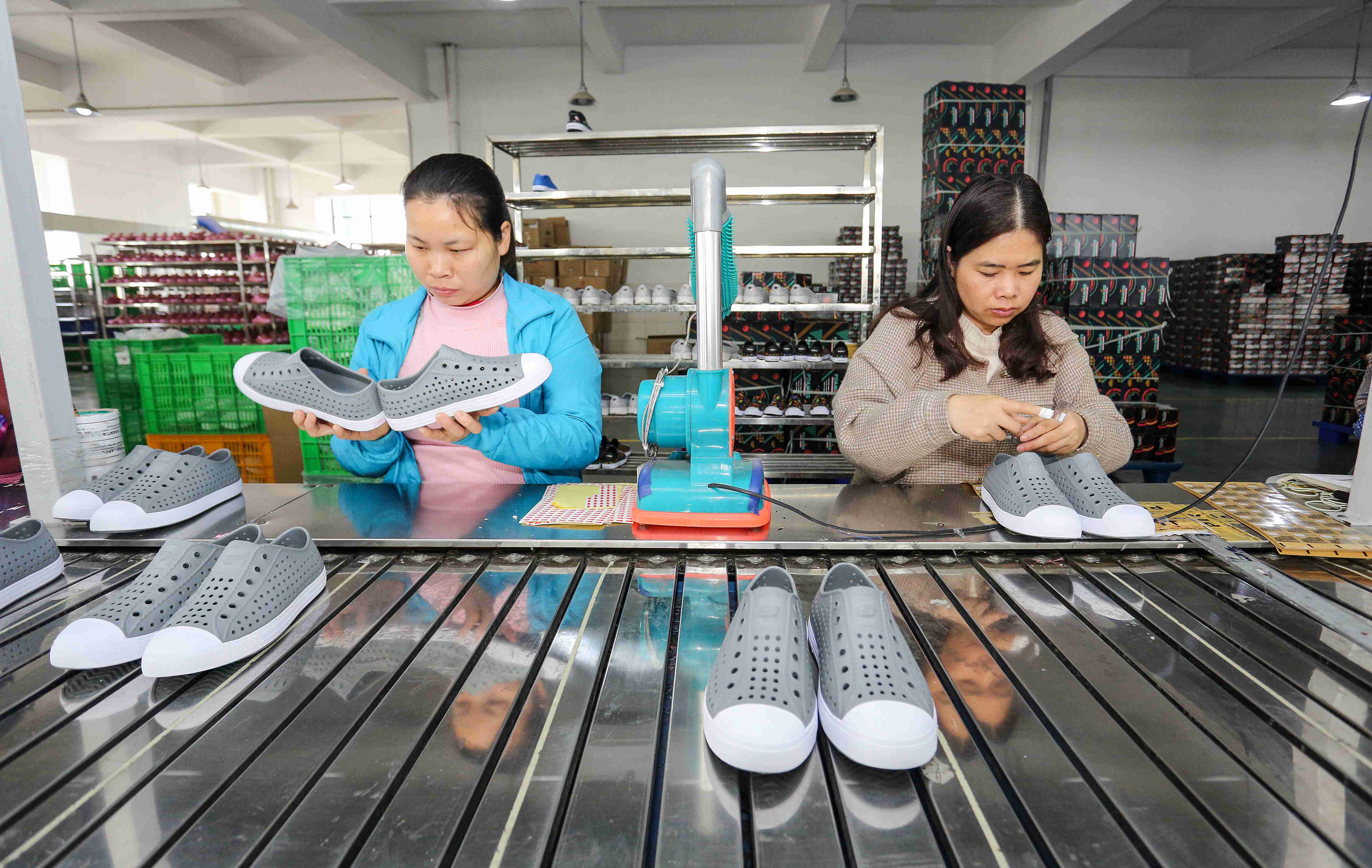 实拍东莞市高埗镇曾经辉煌一时的裕元鞋厂，如今只剩下几位保安了__财经头条