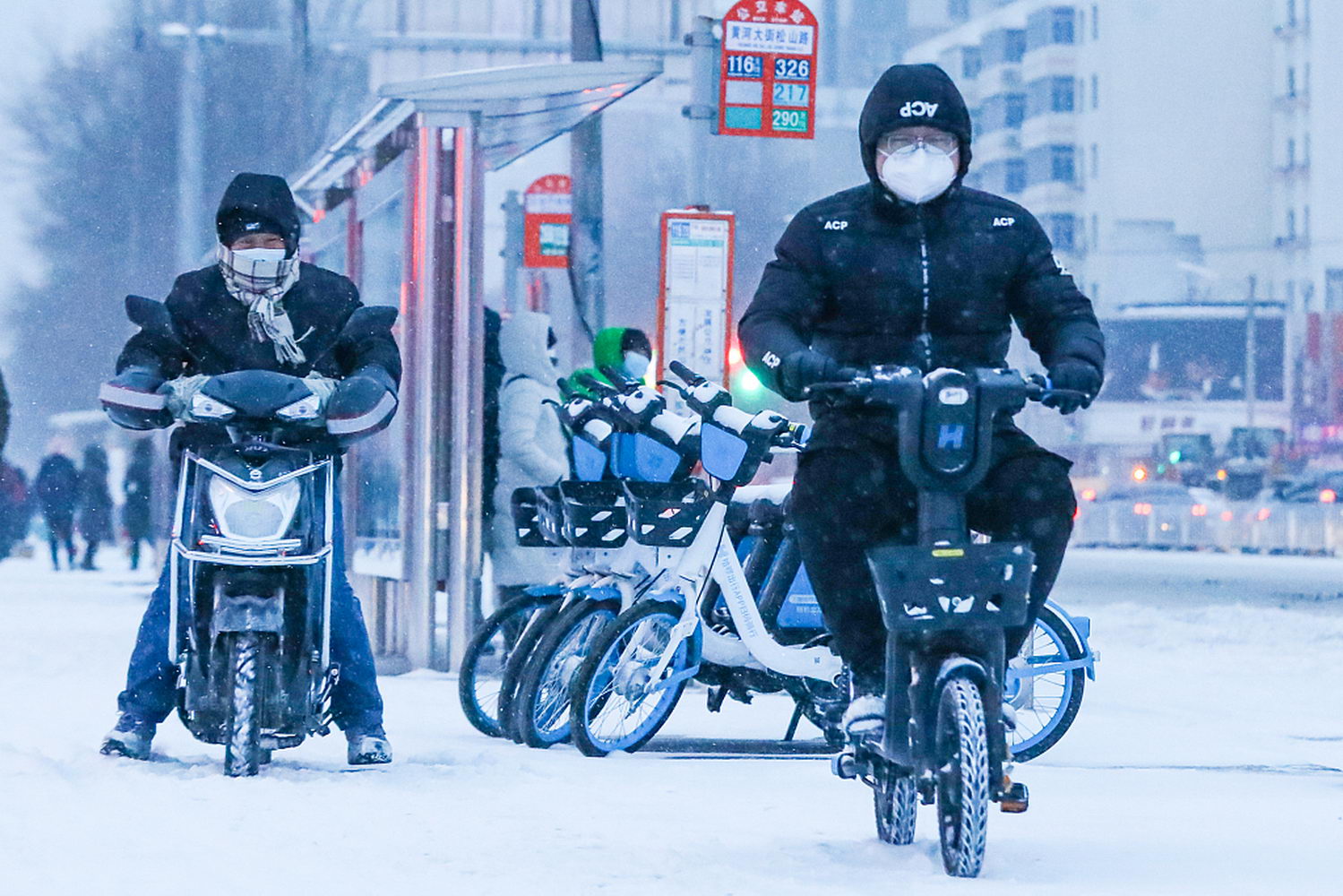 沈阳迎来降雪 市民清晨冒雪出行