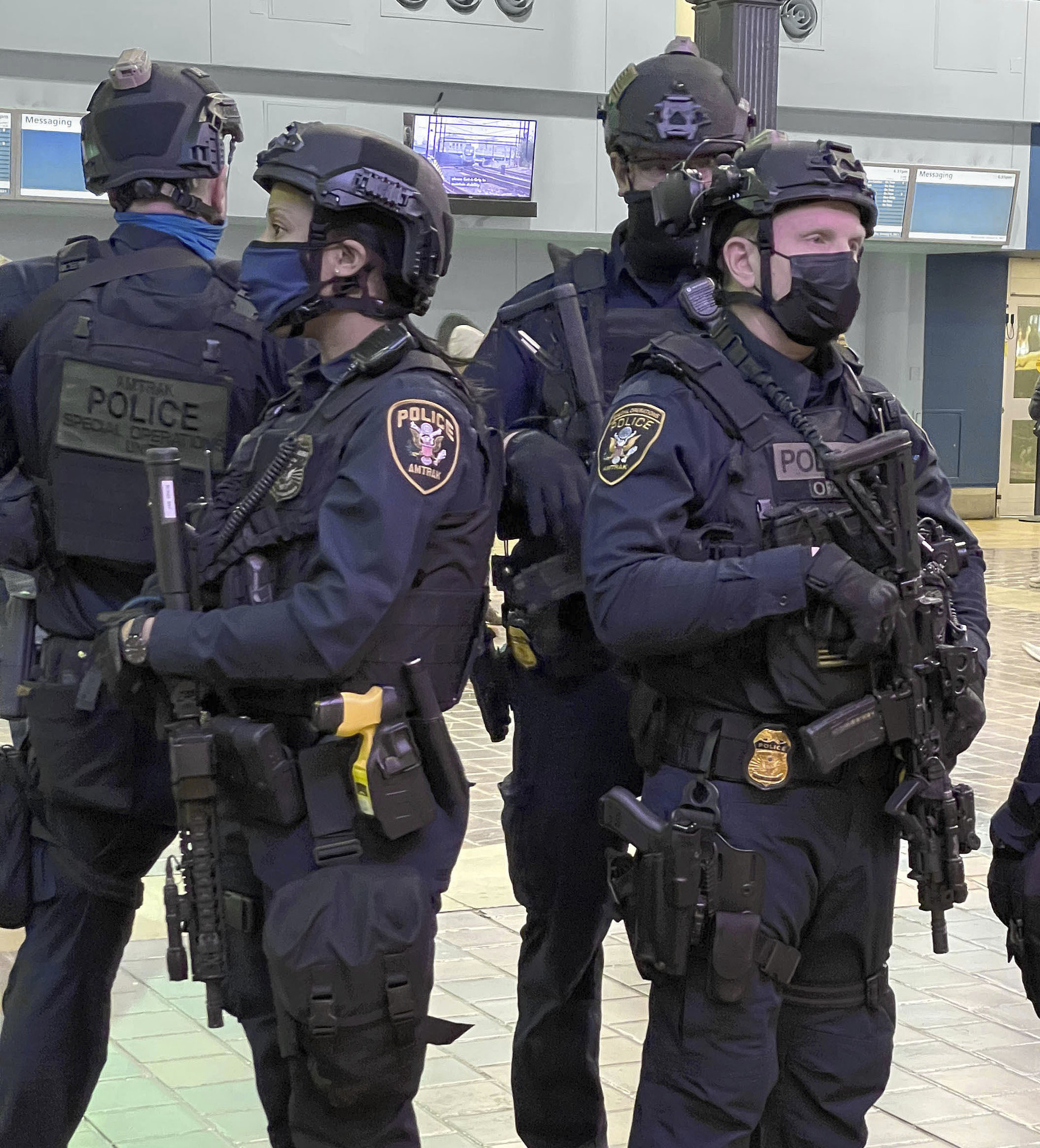 美国国会冲击事件一受伤警察死亡华盛顿降半旗致哀