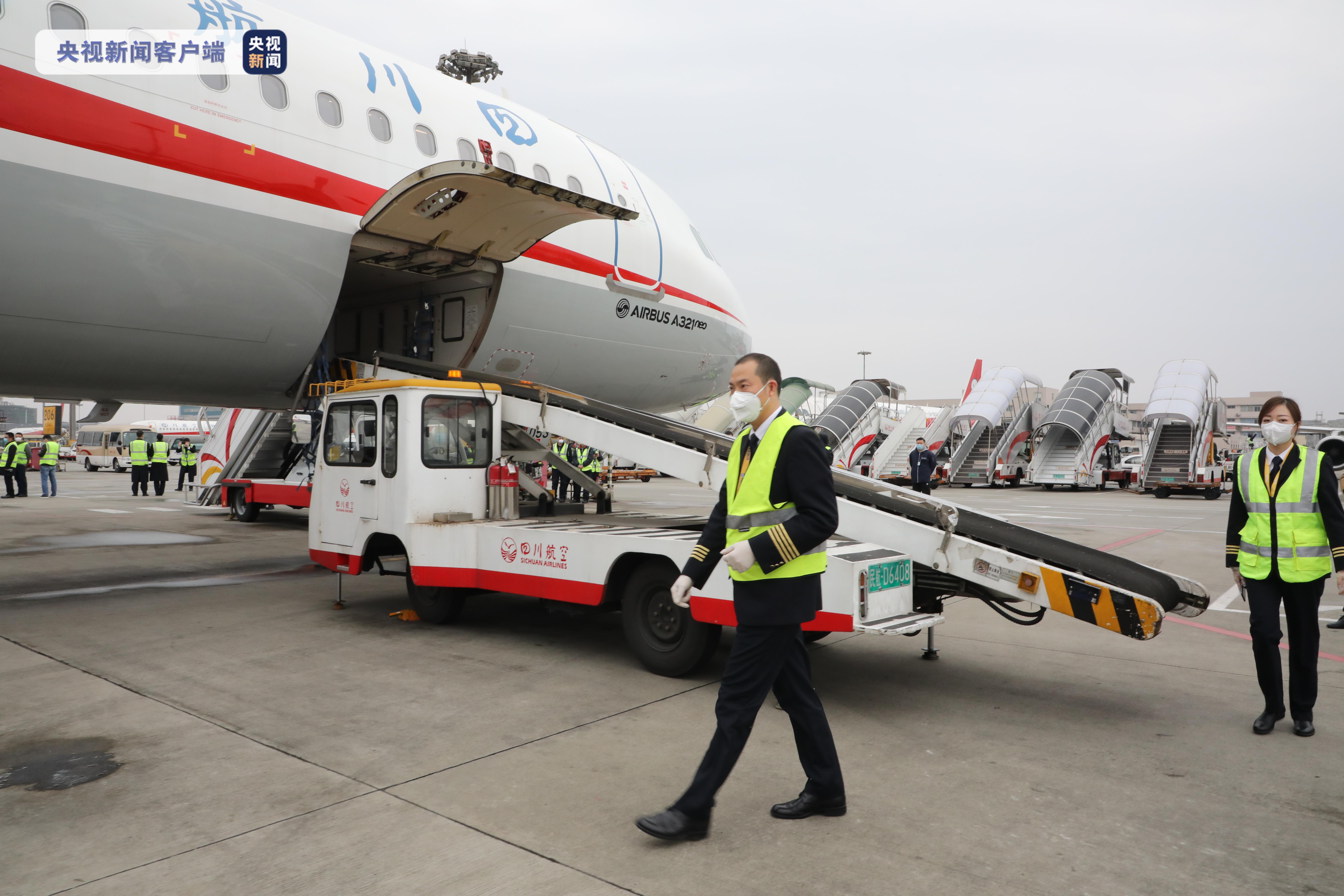 因在事故处置中的出色表现,刘传健荣获中国民航英雄机