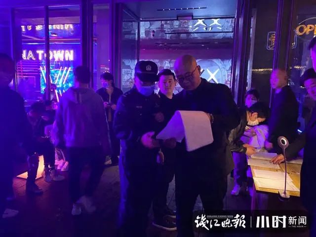 女顾客连扇酒吧销售员10个巴掌！民警一句话亮了 5265