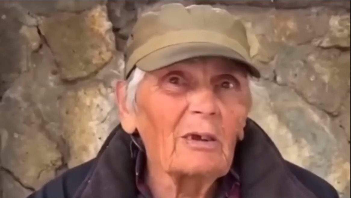 在赫尔松接受博主采访的老人，图源：索洛维约夫本月20日在Rutube上所分享视频中的画面
