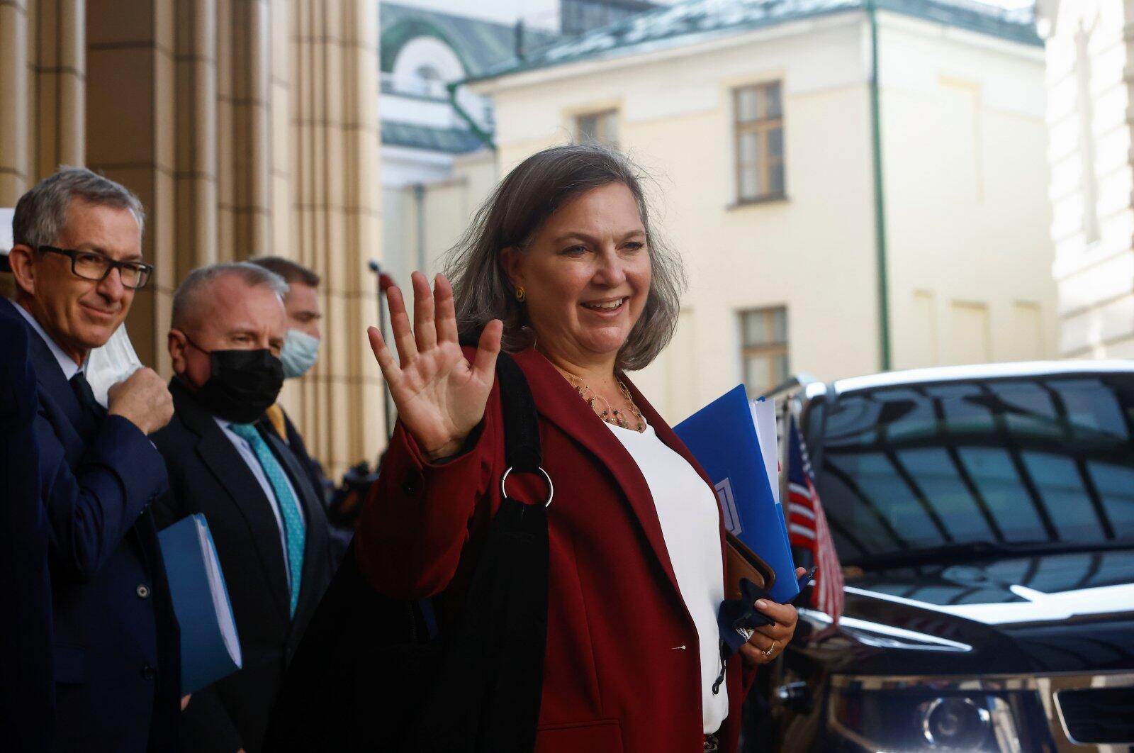 12日,莫斯科,纽兰离开俄罗斯外交部总部大楼