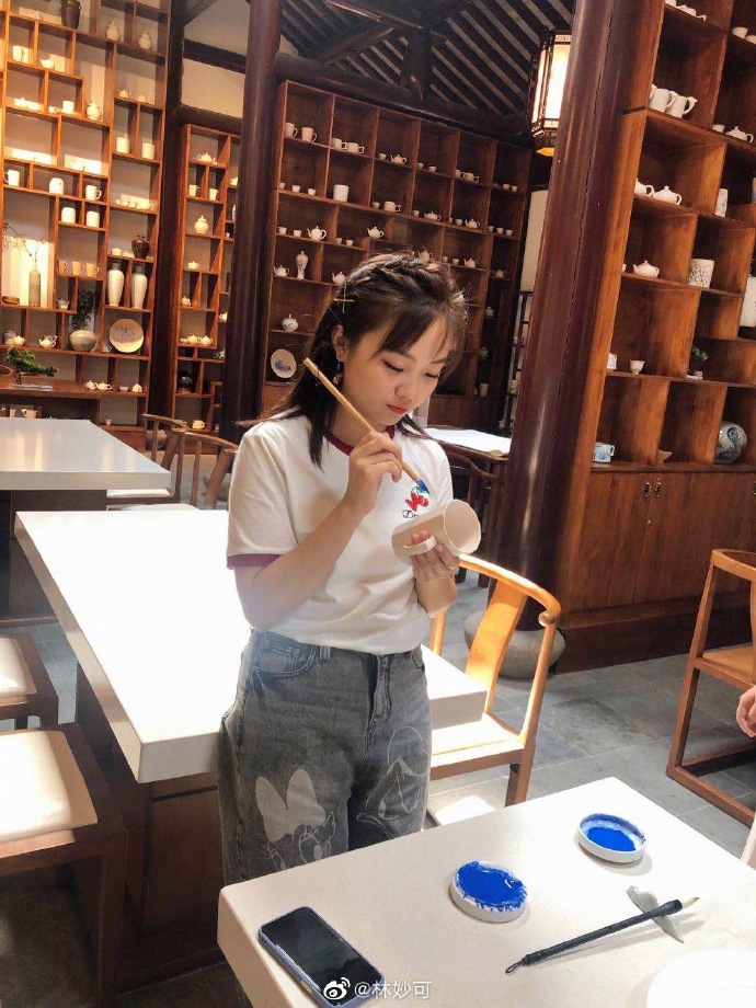 近日,林妙可在微博晒出一组近照,自侃"小胖可".