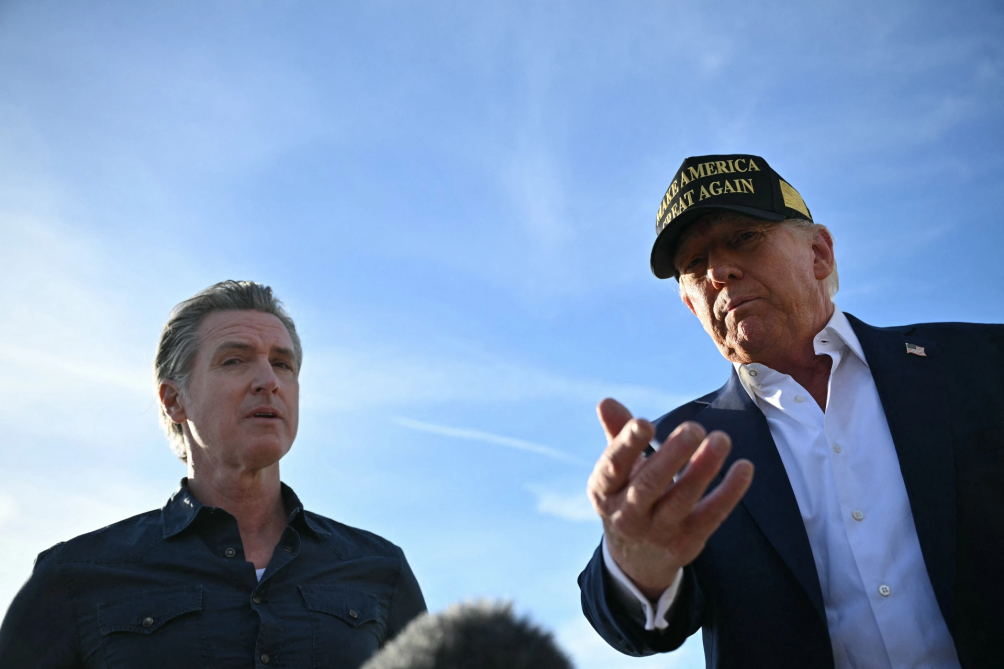 >特朗普（右）和纽森 资料图 图源：“政治新闻网”报道配图