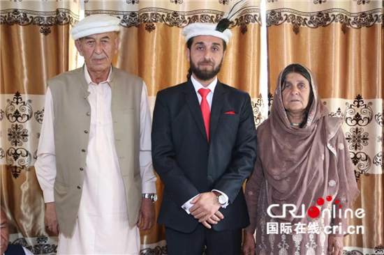 法扎勒·拉希姆和父母合影