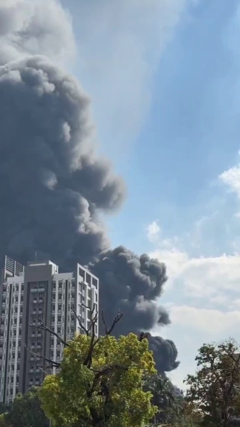 台南市永康工业区4日中午发生大火。图源：台湾中天新闻网