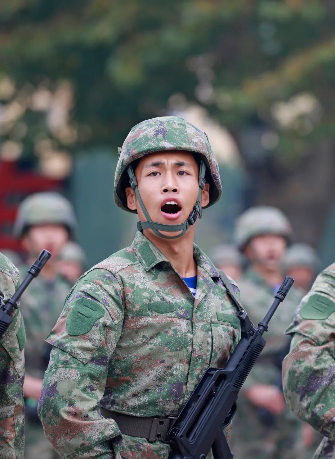 为数千名新兵授枪场面超震撼