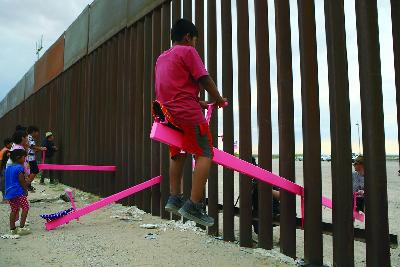 美墨跨国跷跷板