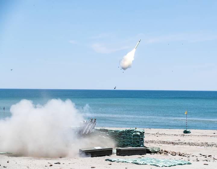 台军“毒刺”导弹发射瞬间。 图源：台媒