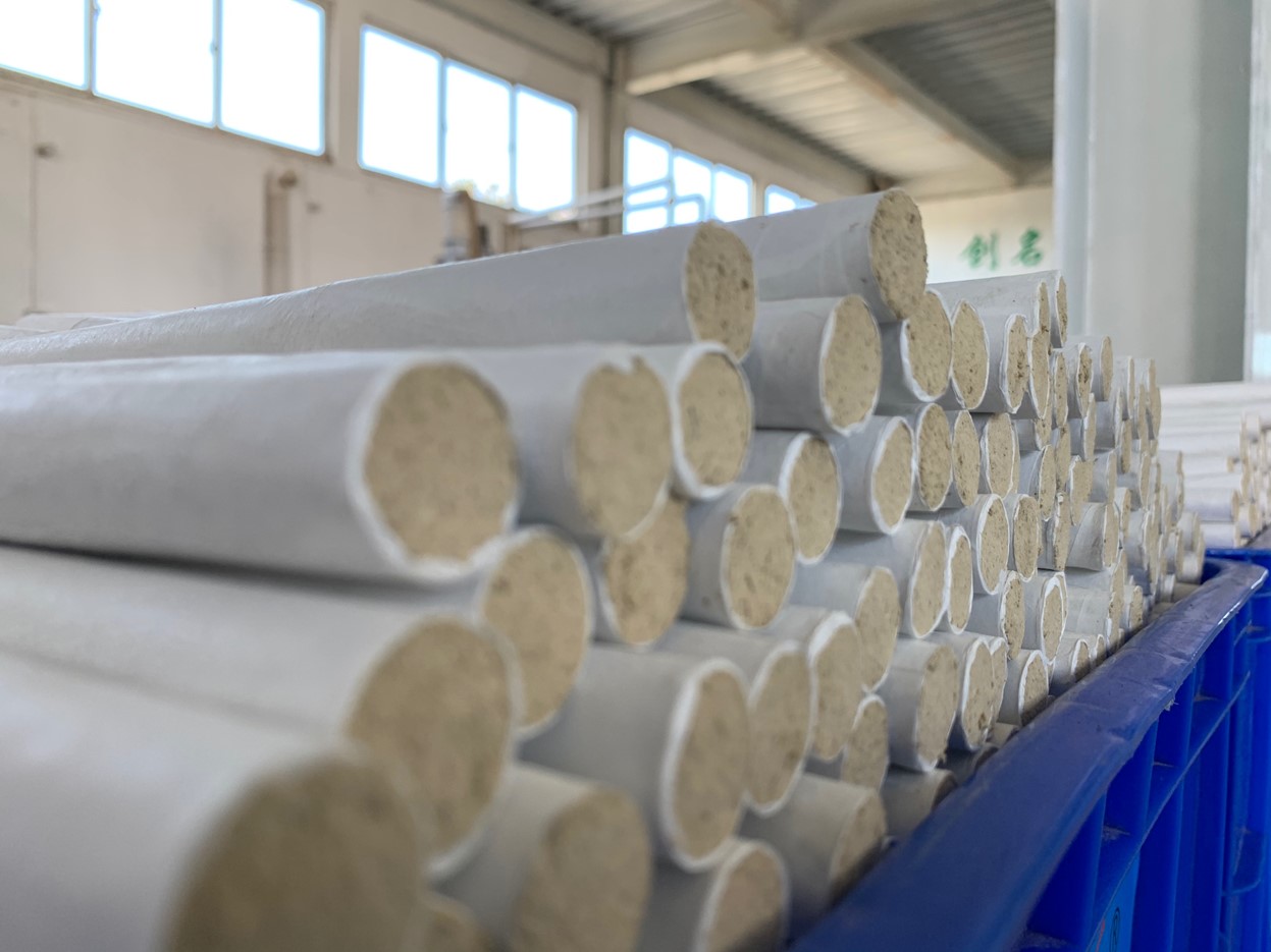 ▲艾条是南阳最常见的艾制品之一,“南阳艾”远销日本、韩国及东南亚多国,并且当地有着675项艾草相关专利。摄影|寻木