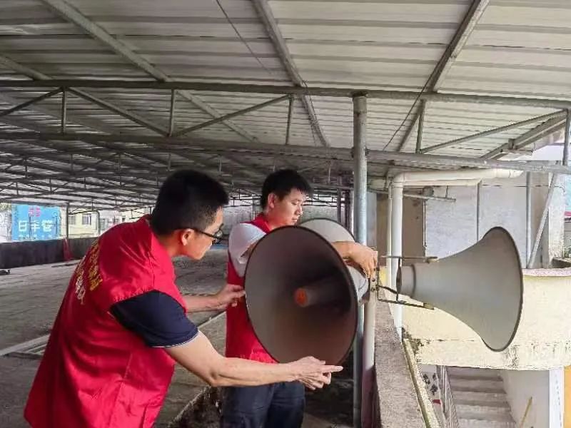 6月18日，广西壮族自治区昭平县气象局党员先锋队对气象预警大喇叭进行巡检维护。（毛琪/摄）