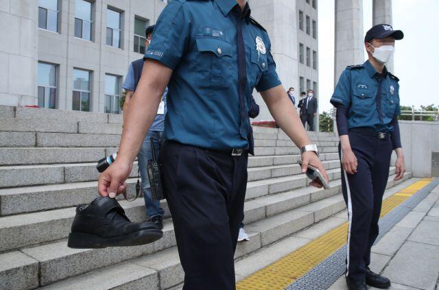 文在寅没有被鞋子砸中,而扔鞋的郑某当场被警察制服