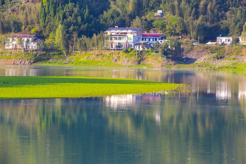 浙江淳安乡村湖畔美如画