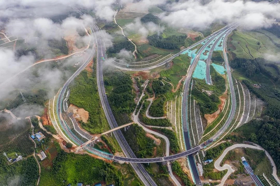 腾陇高速公路主线长15047公里,桥隧长度约占路线长度的439%