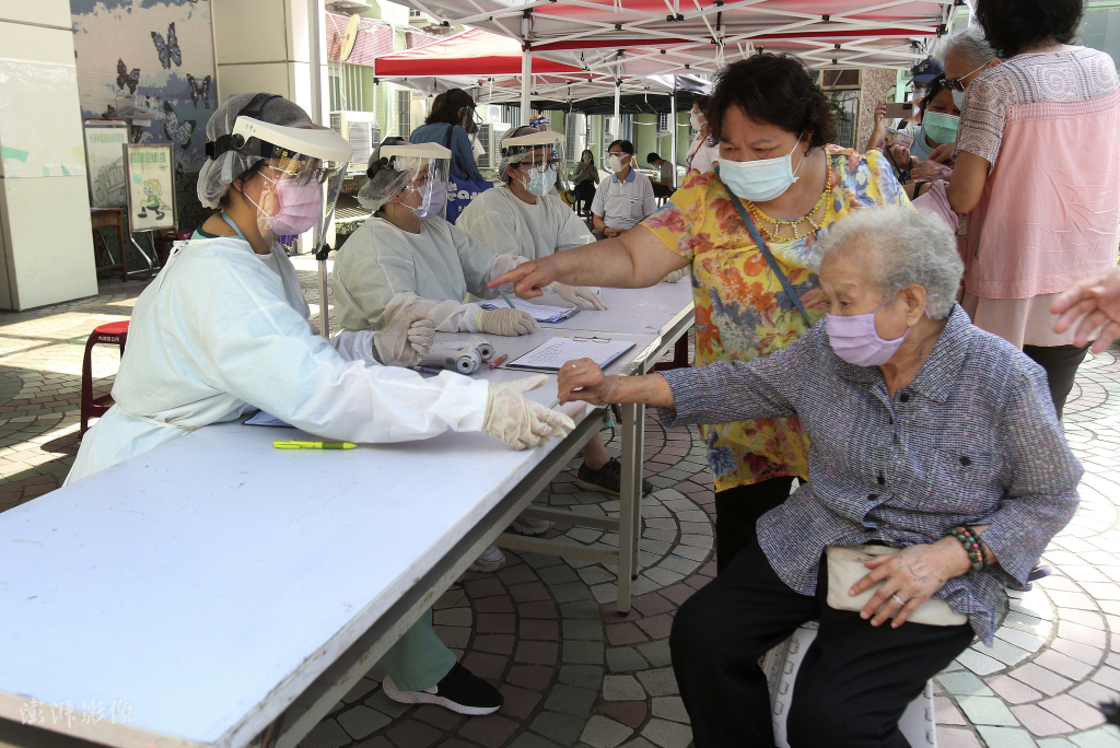 中国台湾,岛内各地在15日开始施打日本捐赠台湾的124万剂az疫苗