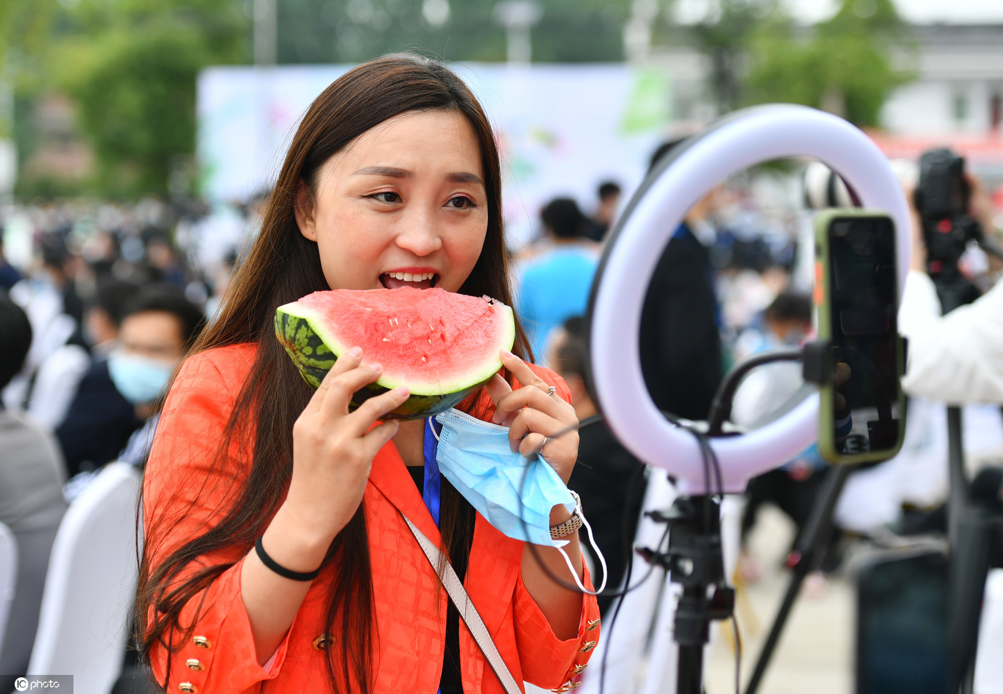 手机成为新农具农村大妈大爷也玩上直播带货