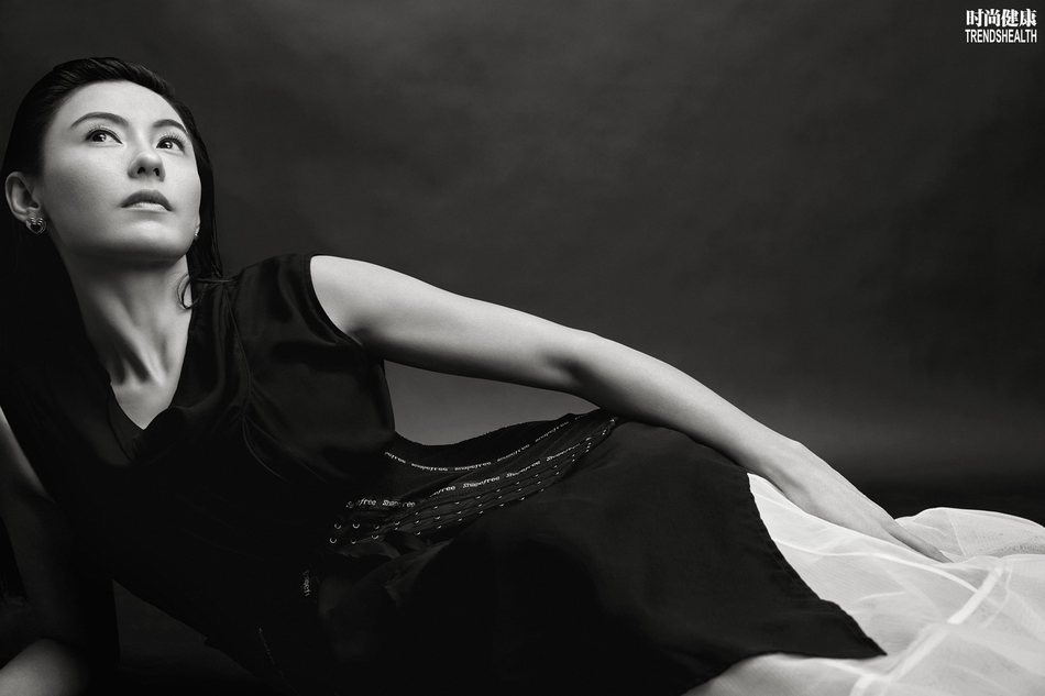 张柏芝湿发造型 慵懒迷人!