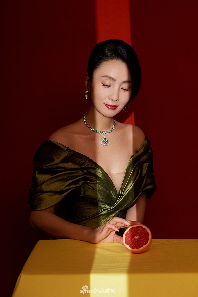 陶虹穿牛油果绿深v礼服大秀香肩女人味十足