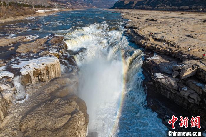 黄河壶口瀑布冰瀑与彩虹同框