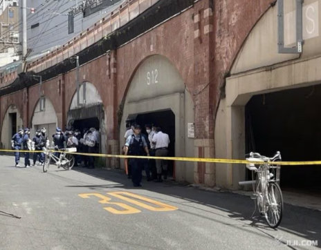 7月31日，日本警方调查两名中国人被殴打的案发现场。