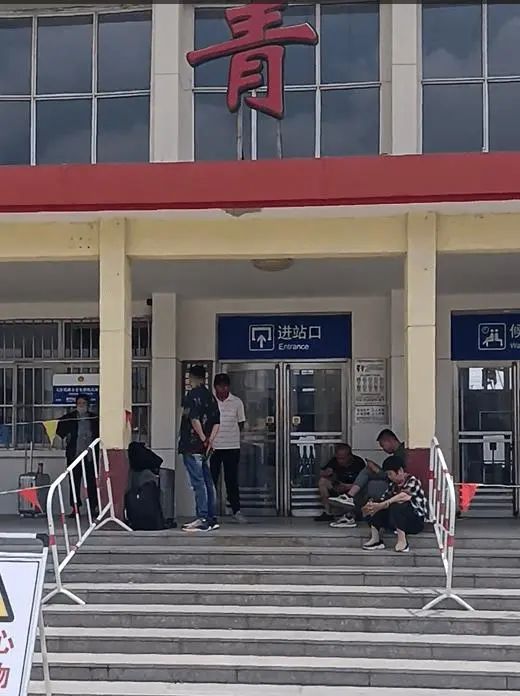 火车站不让进候车厅 乘客顶烈日排队_排队开火车是什么意思_火车排队进站