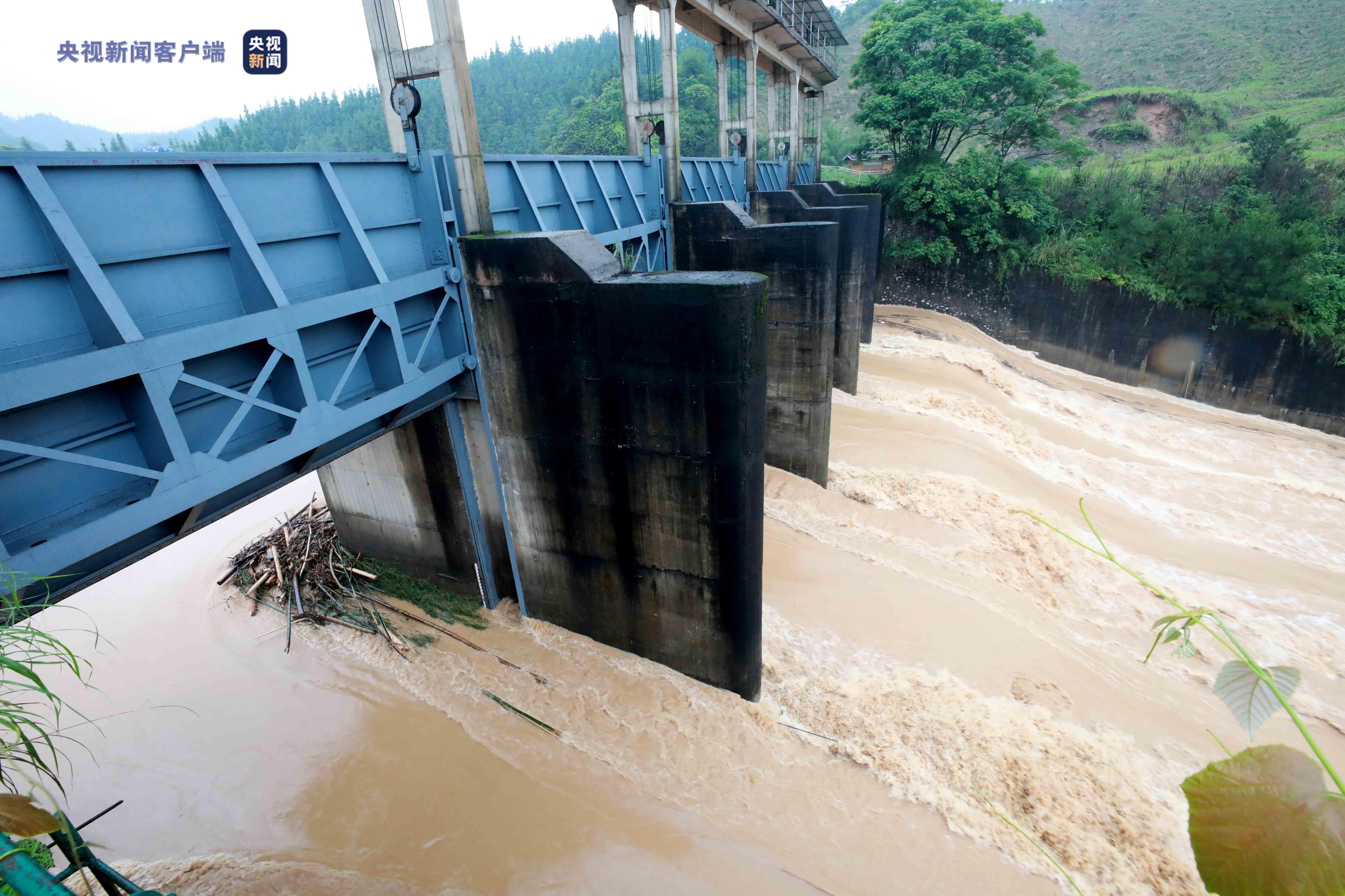 广西柳州:暴雨后泗维河水库开闸泄洪