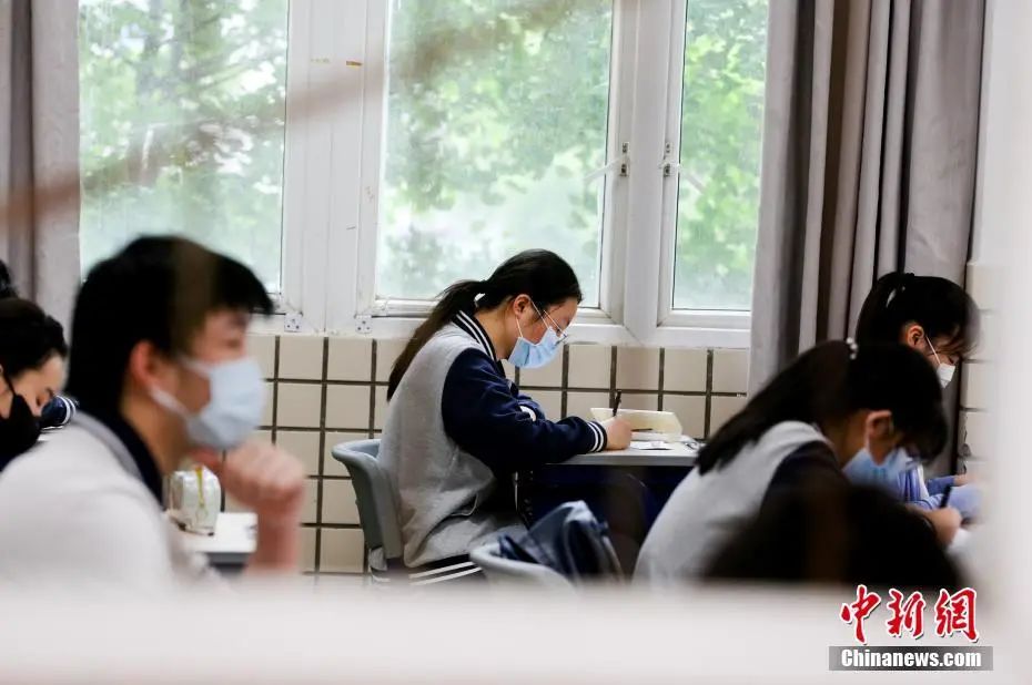 武汉中学生正在上课 张畅 摄
