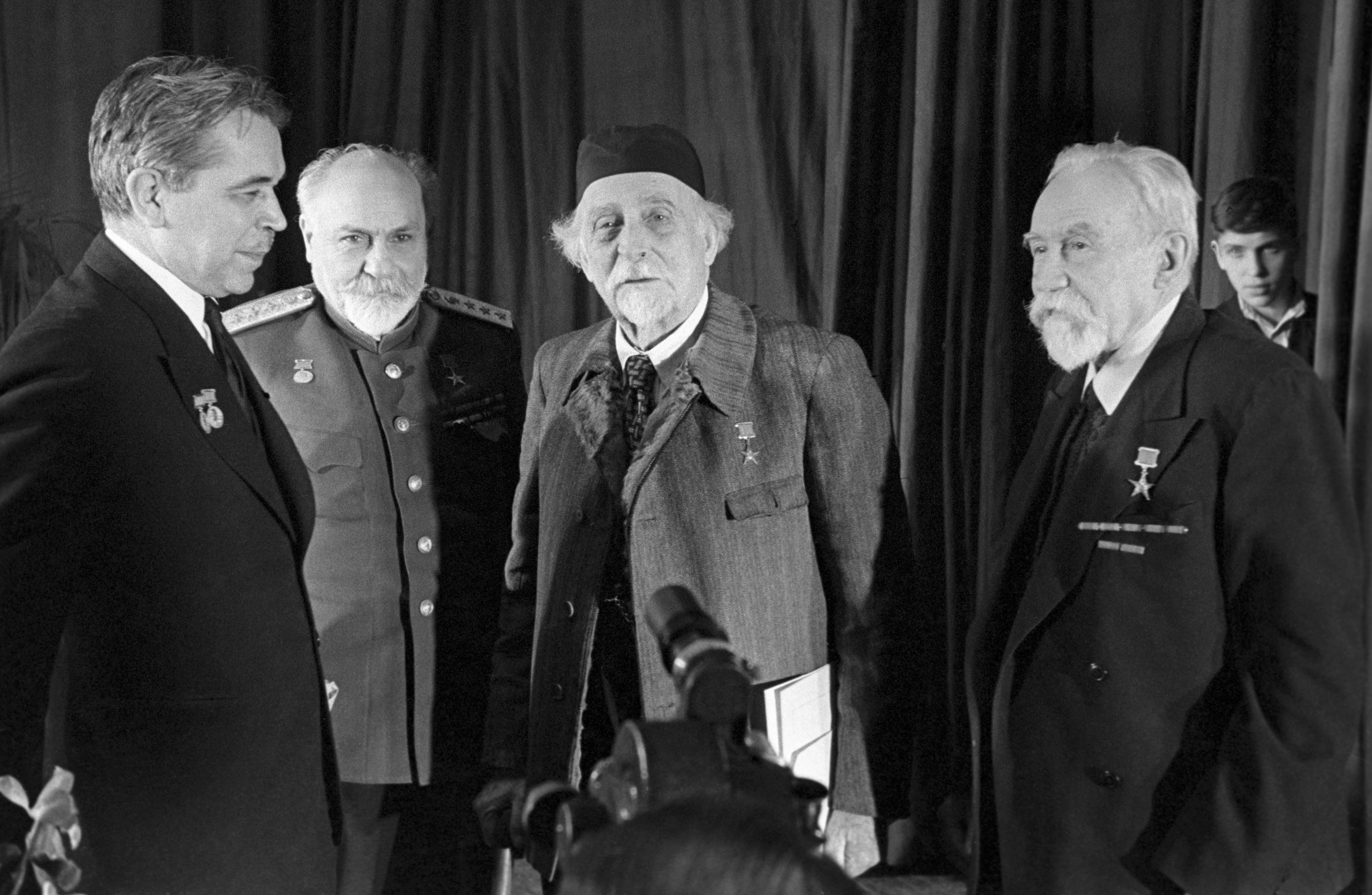 苏联科学院院长谢尔盖·伊万诺维奇·瓦维洛夫和院士列昂·阿布加罗维奇·奥尔贝利、尼古拉·德米特里耶维奇·泽林斯基、德米特里·尼古拉耶维奇·普里亚尼什尼科夫（从左至右）在苏联科学院全体会议后合影。